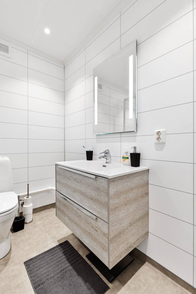 Lyst Badeværelse med Ren Funktionalitet – Professionel Maler